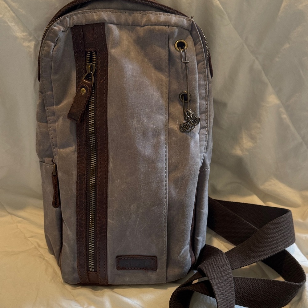 Della Q Maker’s Messenger Bag.  Gray!